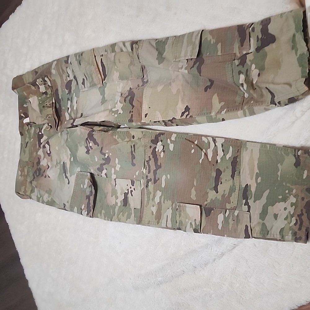 Unisex camo cargo pants- great quality, but unsure of brand; small/x-short